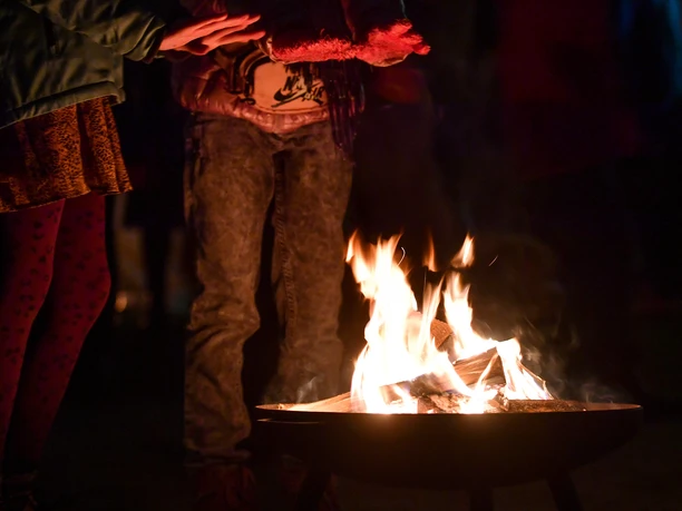 Broicher Schlossweihnacht, Mülheim an der Ruhr Besucher am Lagerfeuer bei der Broicher Schlossweihnacht in Mülheim