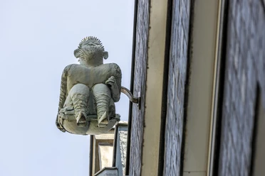 Kallendresser Der "Kallendresser" ist eine einzigartige Skulptur in Köln. Sie zeigt eine hockende Figur, die symbolisch über die Dachrinne "kneift".