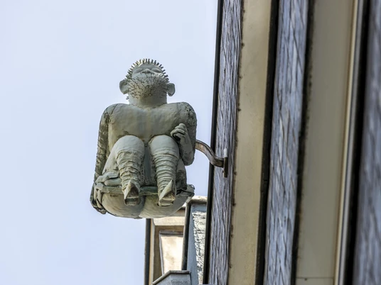 Kallendresser Der "Kallendresser" ist eine einzigartige Skulptur in Köln. Sie zeigt eine hockende Figur, die symbolisch über die Dachrinne "kneift".The "Kallendresser" is a unique sculpture in Cologne. It shows a squatting figure symbolically "pinching" over the gutter.