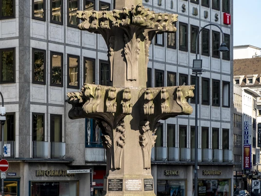 Finial Kreuzblume mit aufwendigen Verzierungen vor der KölnTourismus GmbH.Finial with elaborate decorations in front of the Cologne Tourist Board.