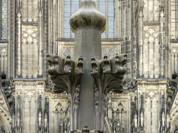 Kreuzblume Detailreiche gotische Kreuzblume vor der beeindruckenden Fassade des Kölner Doms.