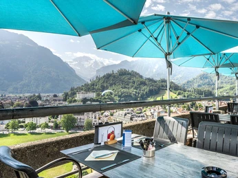 restaurant-top-o-met-hotel-metropole-tische-sonnenschirme-aussicht.jpg