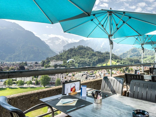 restaurant-top-o-met-hotel-metropole-tische-sonnenschirme-aussicht.jpg