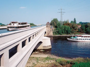 allgemein_wasserstrassenkreuz.jpg Das Bild zeigt zwei Schiffe der Mindener Fahrgastschiffahrt