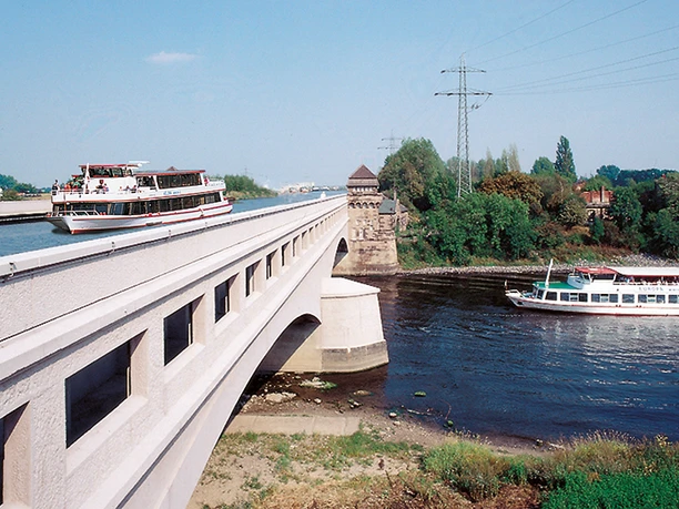 allgemein_wasserstrassenkreuz.jpg Das Bild zeigt zwei Schiffe der Mindener Fahrgastschiffahrt
