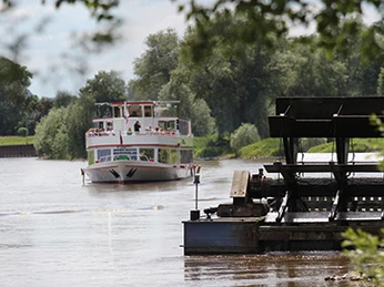 allgemein_02.jpg Das Bild zeigt ein Schiff auf der Weser und die Schiffmühle