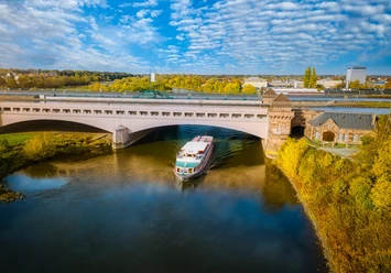 Minden-Wasserstraßenkreuz-Teutoburger-Wald-Tourismus-J-Motzny-001-CC-BY-SA(1).jpg Das Bild zeigt ein Schiff auf der Weser