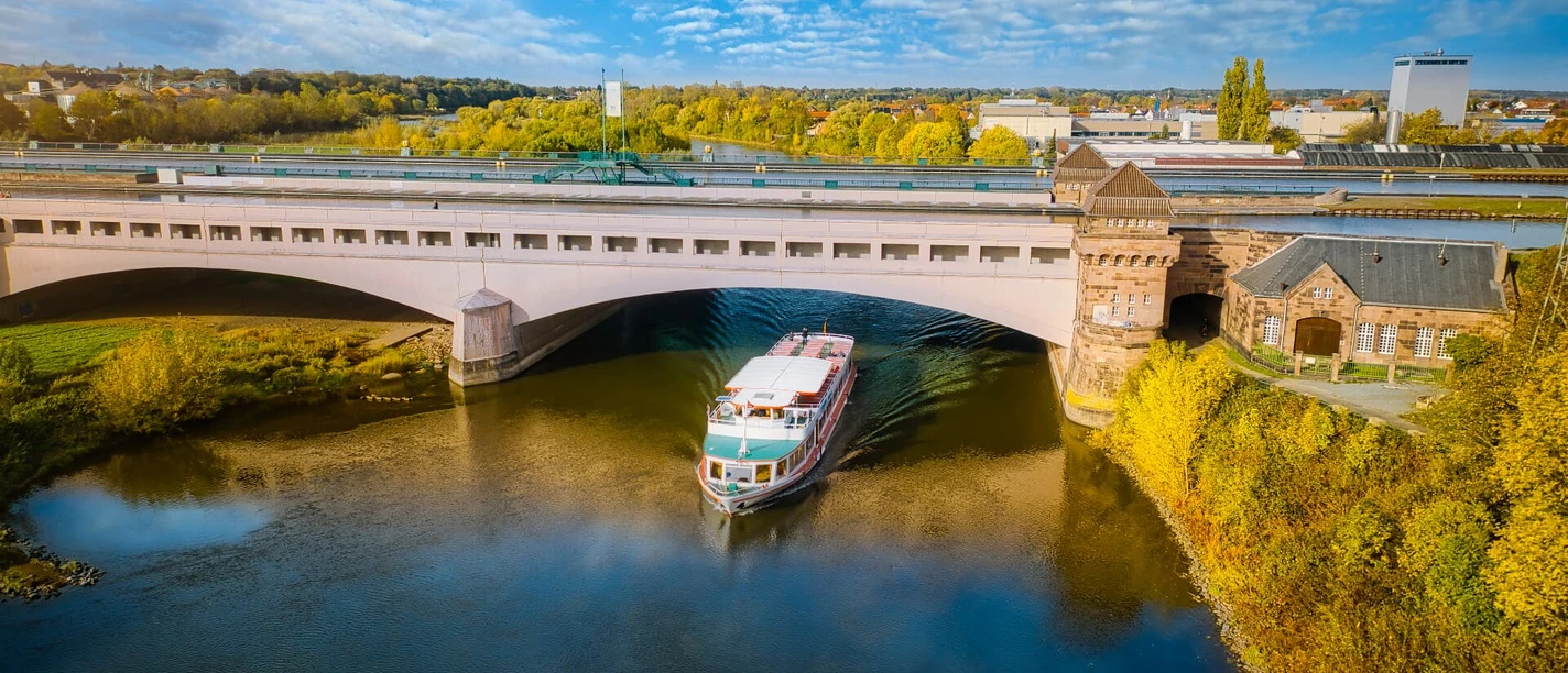 Minden-Wasserstraßenkreuz-Teutoburger-Wald-Tourismus-J-Motzny-001-CC-BY-SA(1).jpg Das Bild zeigt ein Schiff auf der Weser