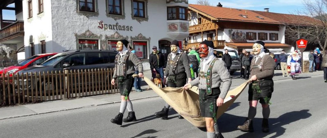 Maschkeratreiben und gemütliches Beieinandersein am Dorfplatz