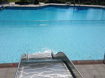 Blick von der Wasserrutsche ins Becken