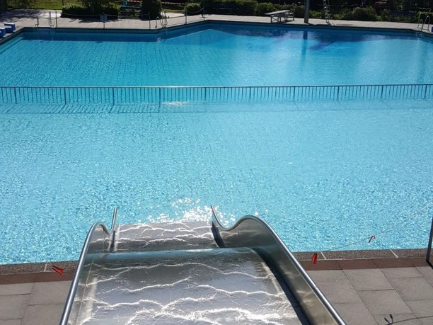 Blick von der Wasserrutsche ins Becken