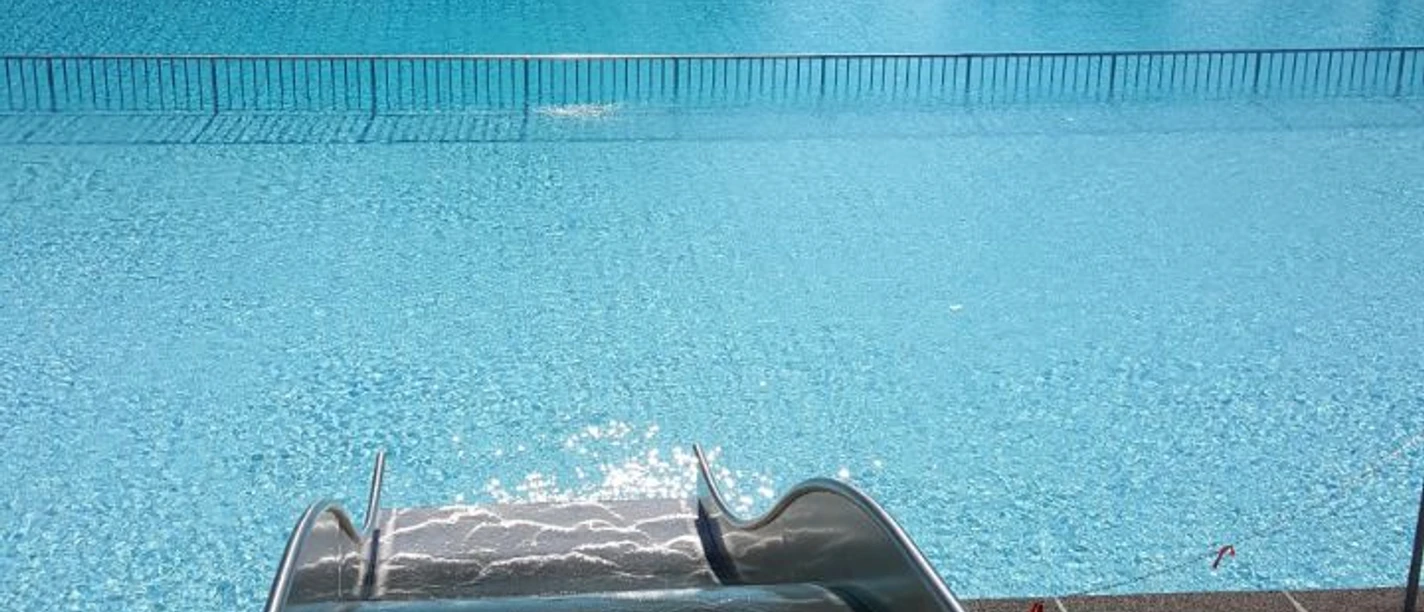 Panoramablick Rutsche Blick von der Wasserrutsche ins Becken