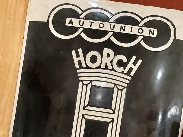 Horch in der SCHATZKAMMER PS.SPEICHER Einbeck Historisches Auto-Union-Schild mit Horch-Dienst-Logo in der SCHATZKAMMER PS.SPEICHER Einbeck.