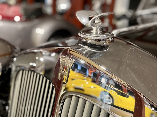 Horch-Fahrzeug in der SCHATZKAMMER PS.SPEICHER Chromglänzender Kühlergrill eines Oldtimers der Marke Horch mit Kühlerfigur und Spiegelung.