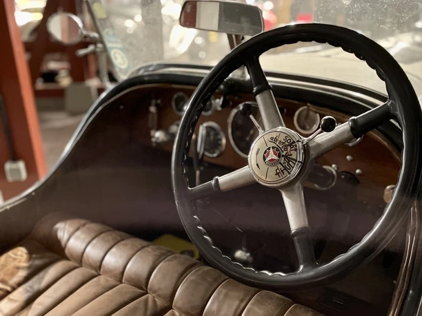 Fahrzeug in der SCHATZKAMMER PS.SPEICHER Einbeck Innenraum eines historischen Mercedes mit Lederbank und Lenkrad in der SCHATZKAMMER PS.SPEICHER.