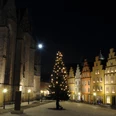Marktplatz_im_Winter4_klein.jpg Ein festlich beleuchteter Marktplatz bei Nacht, mit einem großen Weihnachtsbaum und umgebenden Altbauten.
