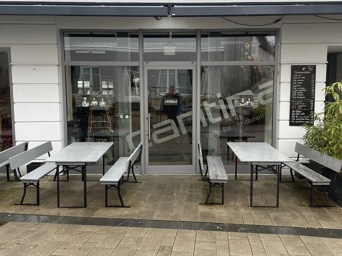Das Bild zeigt den Eingangsbereich von La Cantina.