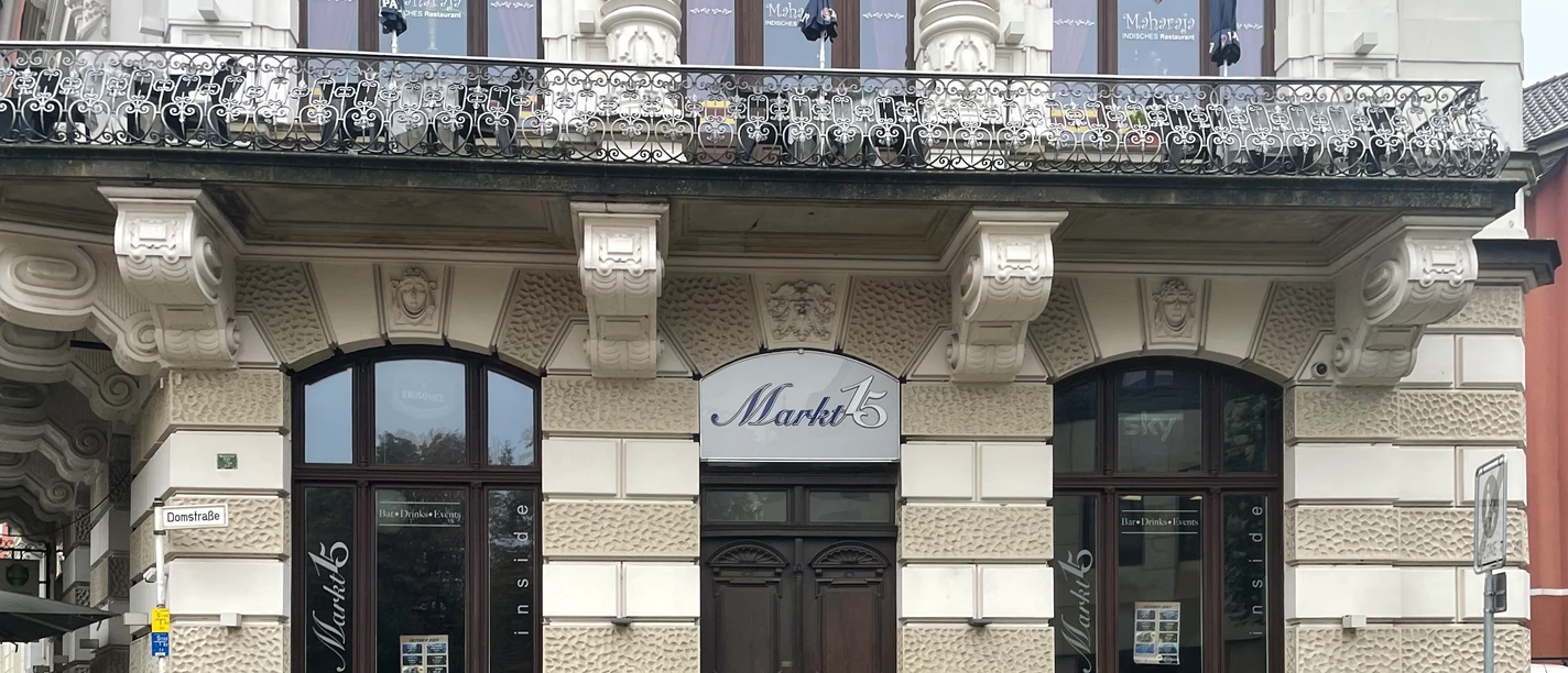 Das Bild zeigt den Eingangsbereich des Markt 15.