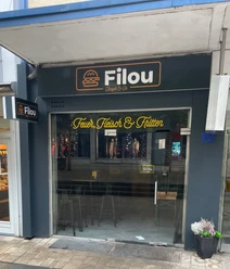 Das Bild zeigt den Eingangsbereich des Schnellrestaurants "Filou".