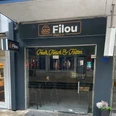 Das Bild zeigt den Eingangsbereich des Schnellrestaurants "Filou".