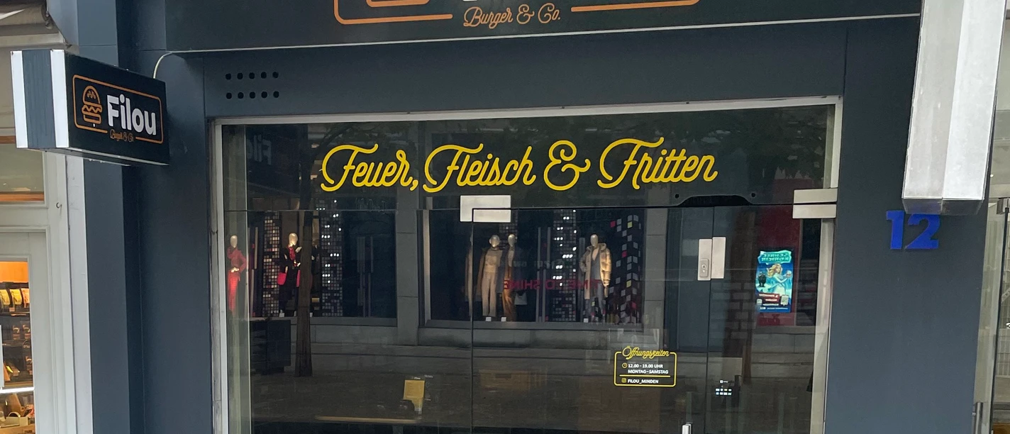 Das Bild zeigt den Eingangsbereich des Schnellrestaurants "Filou".