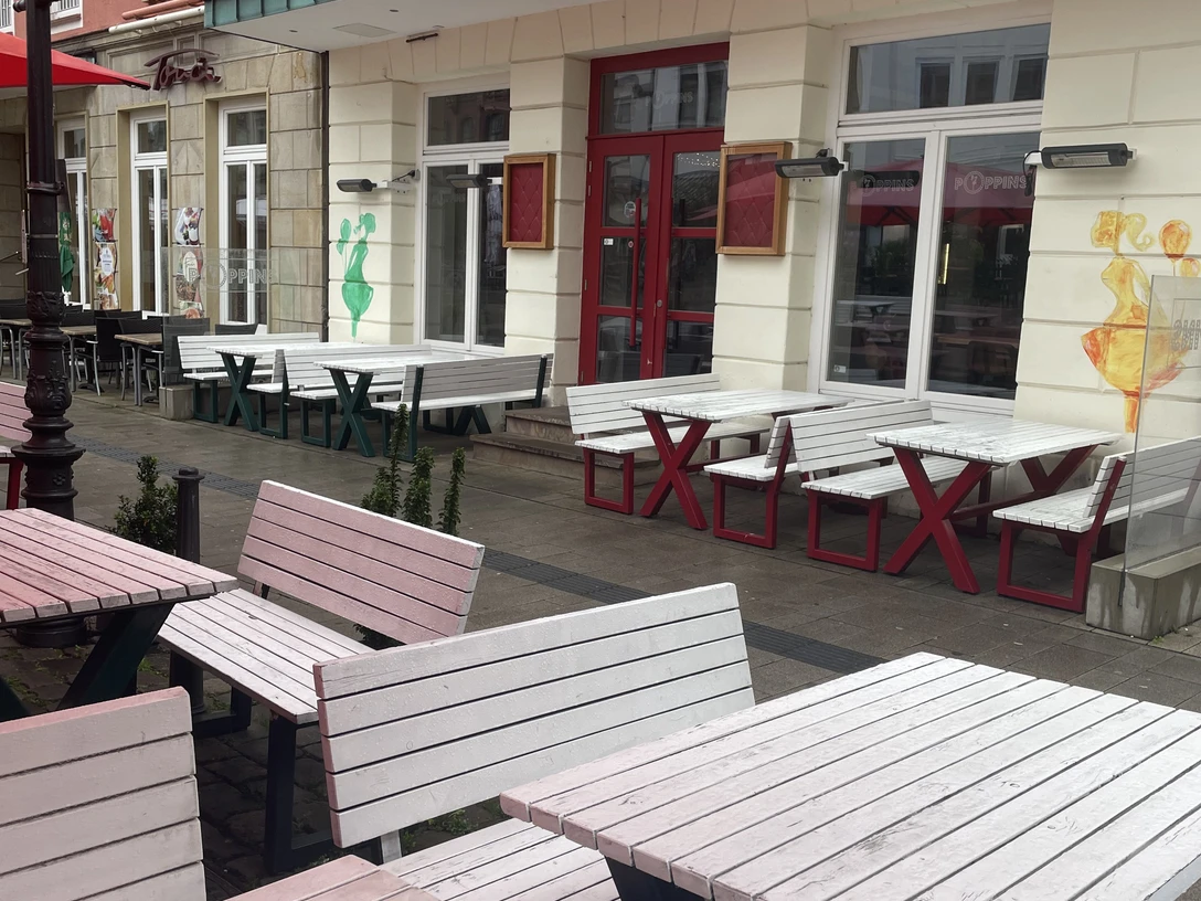 Das Bild zeigt den Eingangs- und Außenbereich des Restaurant "Poppins".