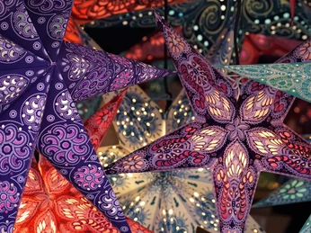 Bad Driburg - Weihnachtssterne Bunte Weihnachtssterne in vielfältigen Mustern und Farben beleuchtet, erzeugen festliche Stimmung.