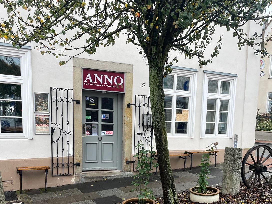 Das Bild zeigt die Eingangstür der Kneipe "Anno".