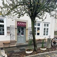 Das Bild zeigt die Eingangstür der Kneipe "Anno".