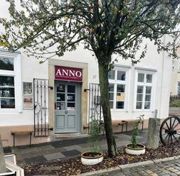 Anno.jpg Das Bild zeigt die Eingangstür der Kneipe "Anno".