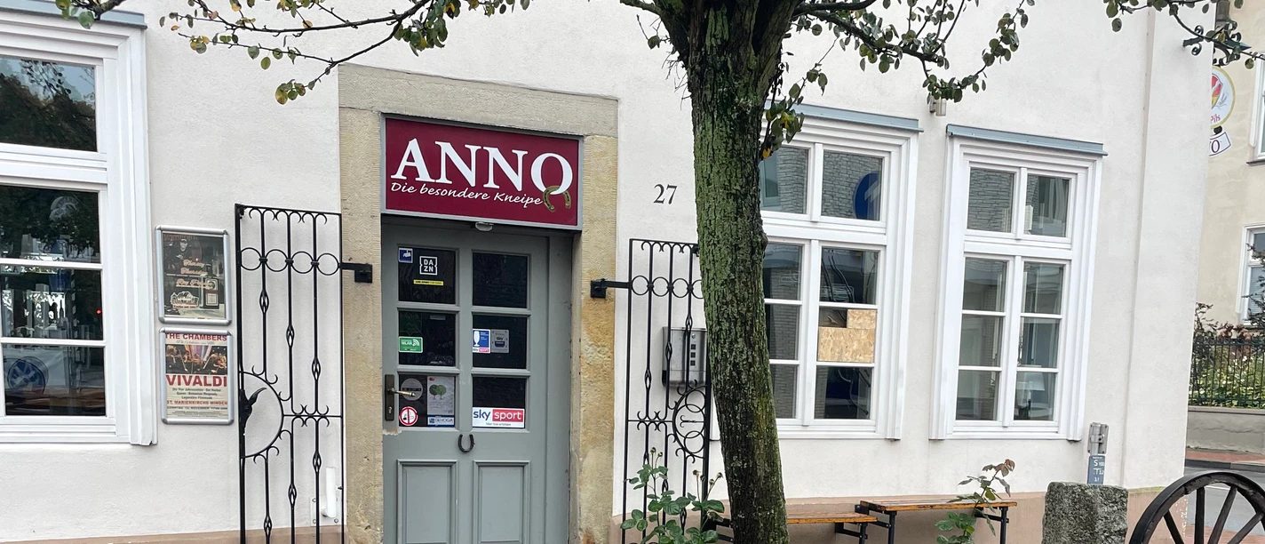 Anno.jpg Das Bild zeigt die Eingangstür der Kneipe "Anno".