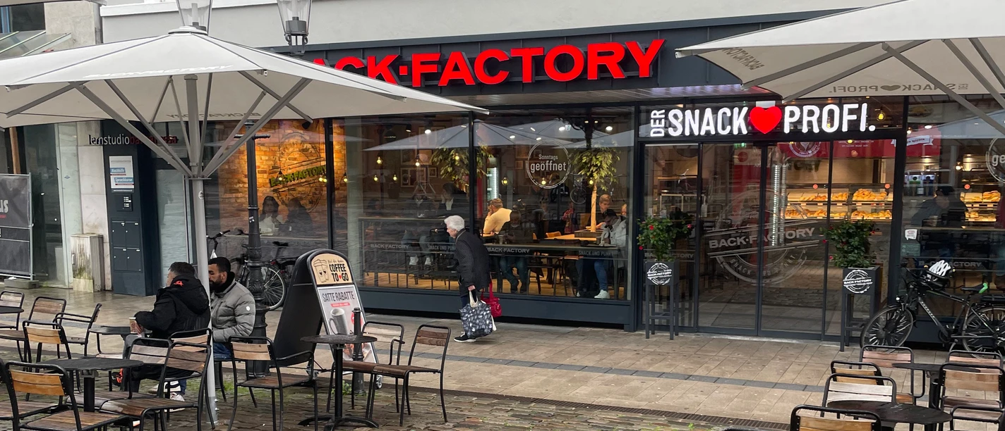 Der Eingangsbereich der Back Factory mit Beleuchtung und Außenbereich.