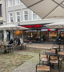Back Factory.jpg Der Eingangsbereich der Back Factory mit Beleuchtung und Außenbereich.
