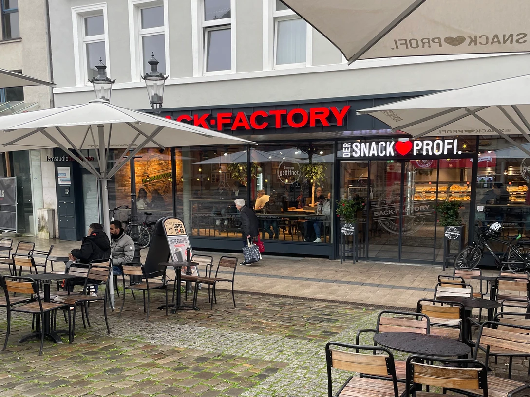 Back Factory.jpg Der Eingangsbereich der Back Factory mit Beleuchtung und Außenbereich.