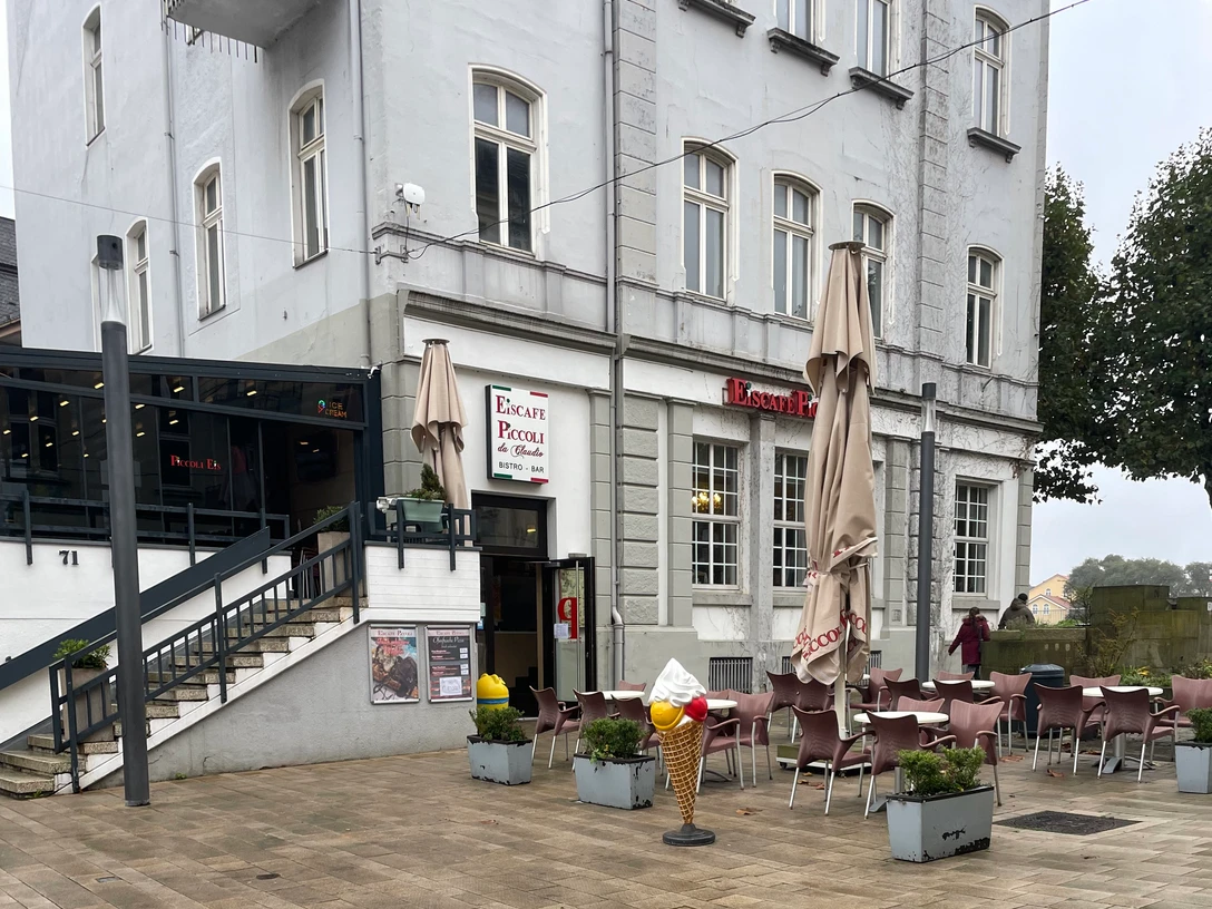 Das Bild zeigt den Eingangsbereich des Eiscafé Piccoli.