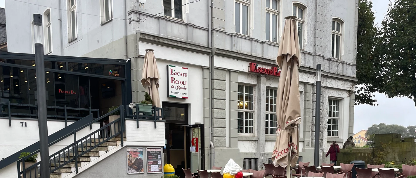 Das Bild zeigt den Eingangsbereich des Eiscafé Piccoli.