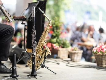 Heirassa Festival Heirassa Festival im Pavillon am SeeHeirassa Festival at the Pavilion by the LakeFestival Heirassa au Pavillon du lac