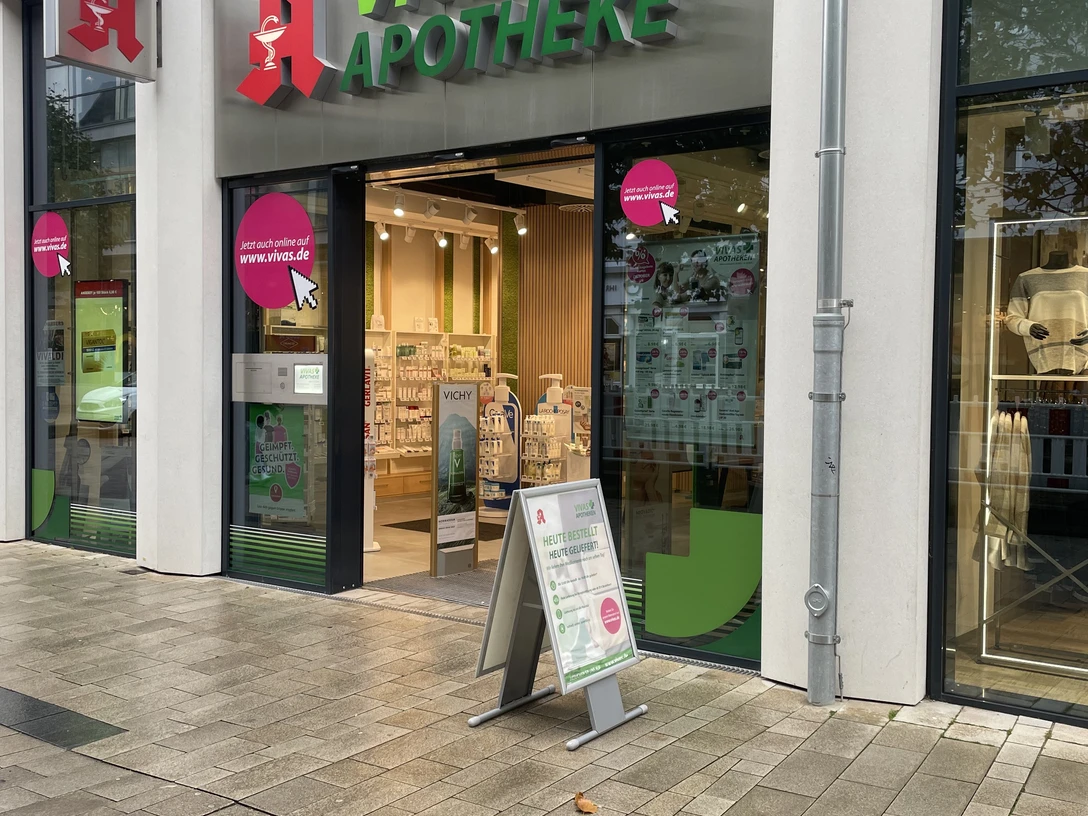 Das Bild zeigt den Eingangsbereich der Vivas Apotheke auf dem Scharn