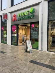 Vivas.jpg Das Bild zeigt den Eingangsbereich der Vivas Apotheke auf dem Scharn