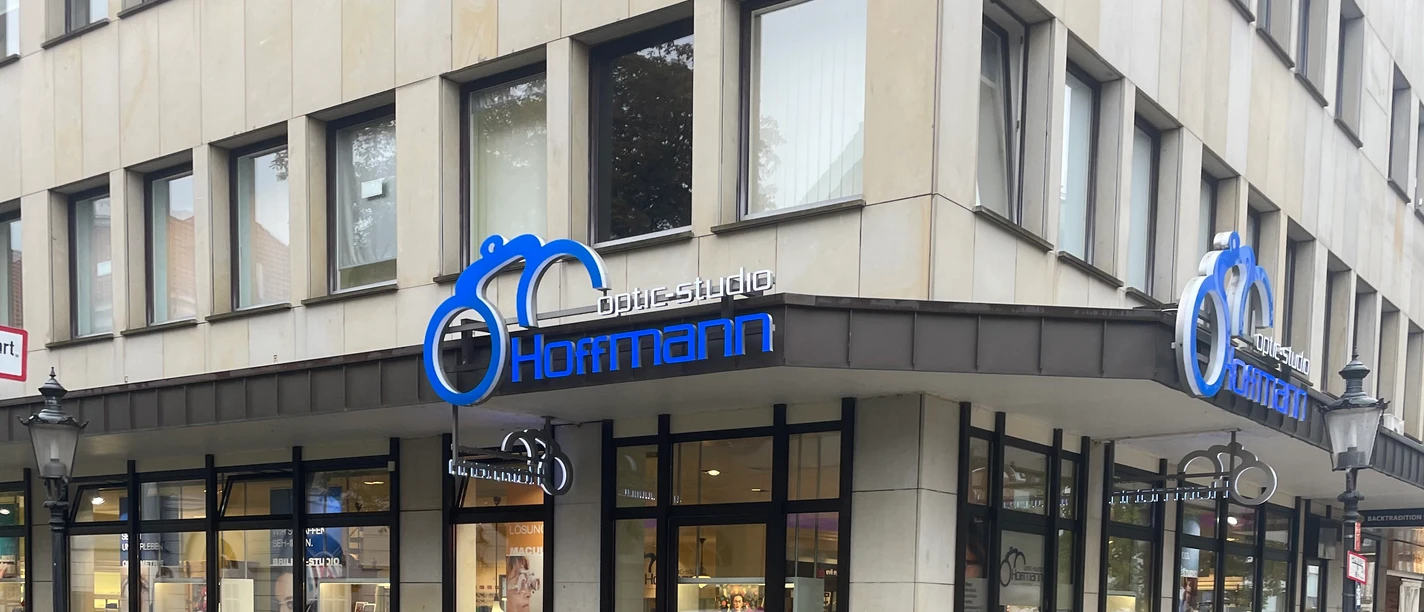 Das Bild zeigt den Eingangsbereich des Geschäfts Brillenstudio Hoffmann