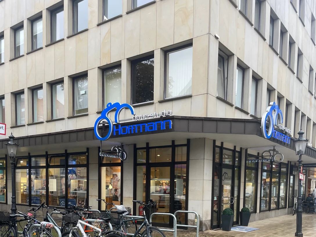 Brillenstudio Hoffmann.jpg Das Bild zeigt den Eingangsbereich des Geschäfts Brillenstudio Hoffmann