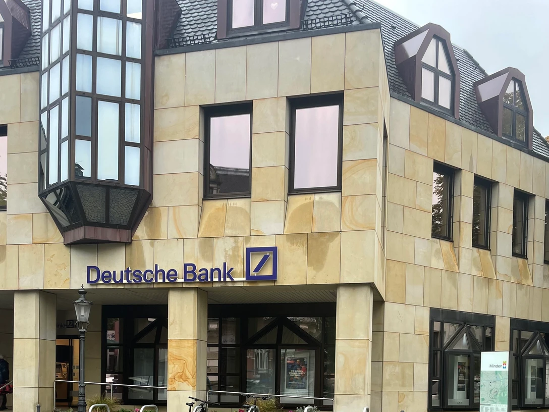 Das Bild zeigt den Eingangsbereich der Deutschen Bank