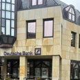 Das Bild zeigt den Eingangsbereich der Deutschen Bank