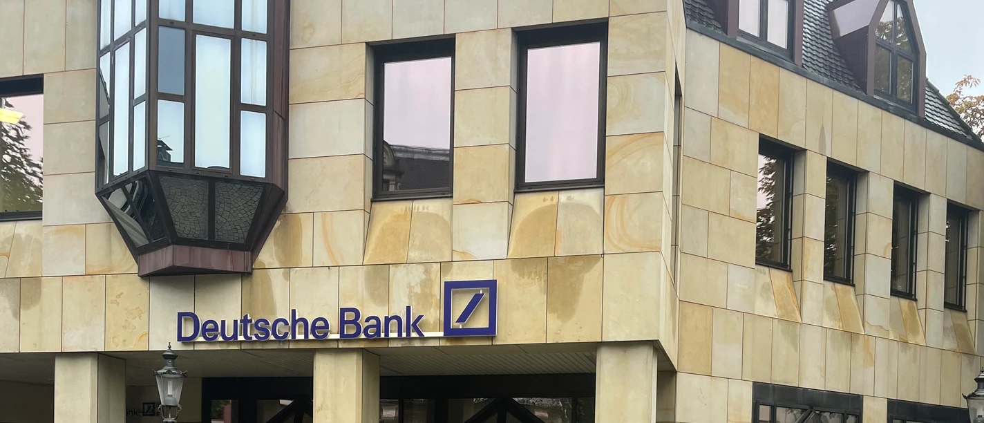 Das Bild zeigt den Eingangsbereich der Deutschen Bank