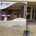Das Bild zeigt den Eingangsbereich des Geschäfts Fair Repair
