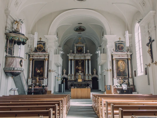 Catholic Church of St. Jerome Innenansicht der Pfarrkirche St. Hieronymus Interior view of the Catholic Church of St. Jerome Vue intérieure de l'église paroissiale St. Hieronymus