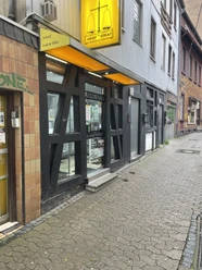 Das Bild zeigt den Eingangsbereich des Geschäfts Goldwaage