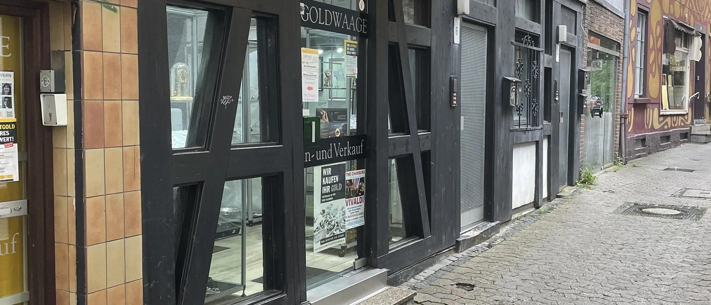 Das Bild zeigt den Eingangsbereich des Geschäfts Goldwaage