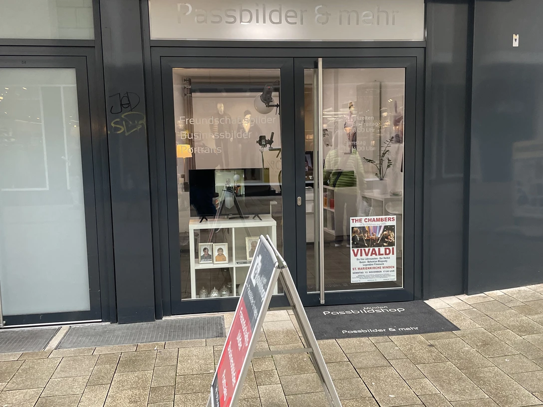 Das Bild zeigt den Eingangsbereich des Passbildshops