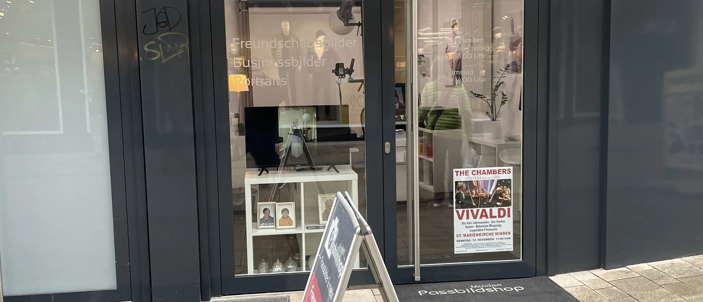 Das Bild zeigt den Eingangsbereich des Passbildshops